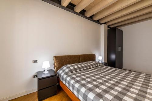a bedroom with a bed and two lamps on tables at Barbudo's House in Lonato del Garda
