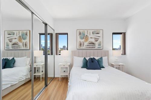 Postel nebo postele na pokoji v ubytování Sepal On The Strip - 1bdr - Parking