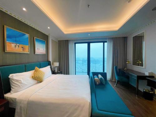 Кровать или кровати в номере FLC Halong Bay Golf Club & Luxury Resort