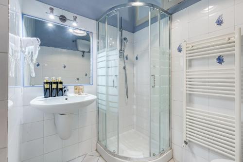 Kúpeľňa v ubytovaní VIVILO COLLECTION - San Vito View Apartment - 3 BDR 2 BATHS