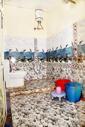 a bathroom with a tub and a toilet and a sink at Samarth home stay in Pachmarhī