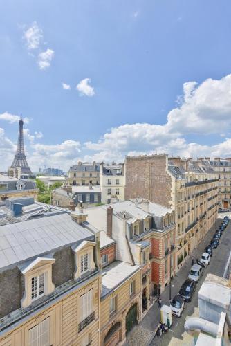 Studio with a panoramic view of the Eiffel Tower