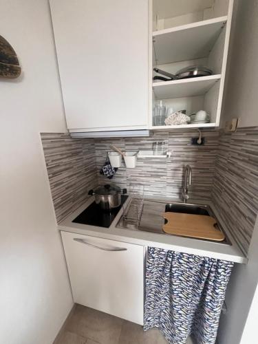 Η κουζίνα ή μικρή κουζίνα στο monolocale a pochi minuti da BARATTI