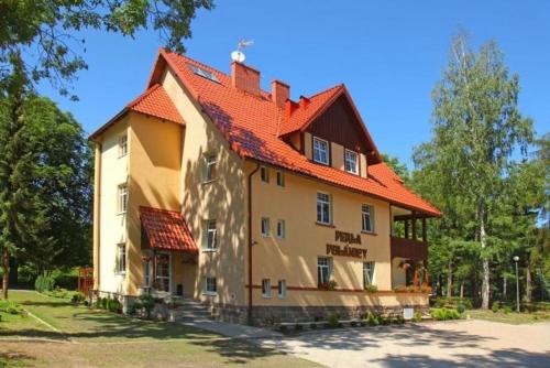 波蘭尼卡－茲德魯伊的住宿－Pensjonat Perła Polanicy，一座带橙色屋顶的大房子