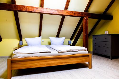 two beds in a room with yellow walls at Landkulturhof Glücksbringer in Rudolstadt