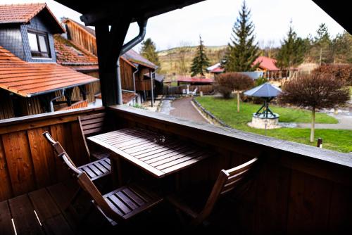 a table and chairs on a porch of a cabin at Landkulturhof Glücksbringer in Rudolstadt