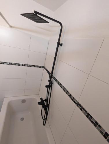 a bath tub in a bathroom with a shower at Zentrumsnahe Wohnung mit Sonnenterrasse in Leipzig