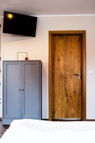 a bedroom with a bed and a wooden door at Landkulturhof Glücksbringer in Rudolstadt