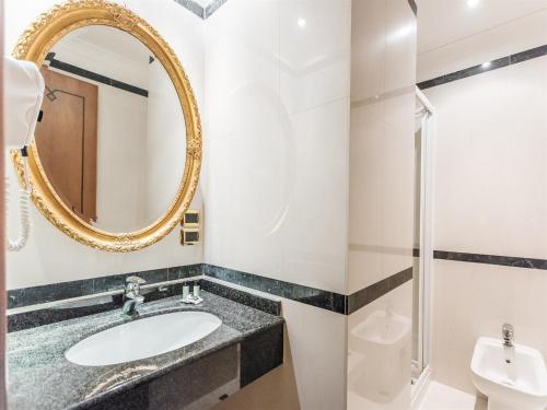 Koupelna v ubytování Raeli Hotel Regio