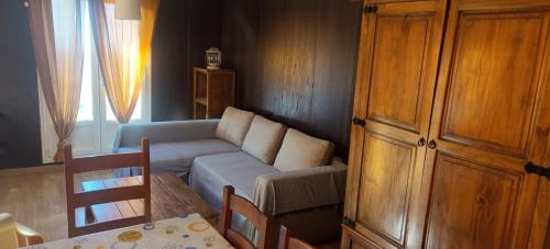 a living room with a couch and a table at Sierra Nevada Rent Superior in Sierra Nevada