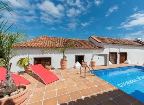 Charming house in San Cristóbal de La Laguna with shared pool