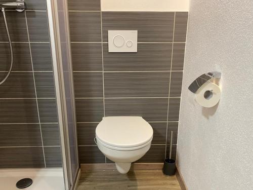 a bathroom with a white toilet in a stall at Apartment EasyLife Zentral-Ruhig in Salzweg
