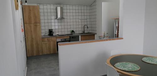 BazillacにあるMaison de campagneのテーブルとカウンタートップのあるキッチン