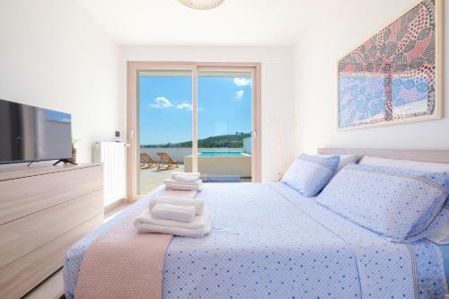 Ένα ή περισσότερα κρεβάτια σε δωμάτιο στο Villa Reha Private Pool - Castro by HDSalento