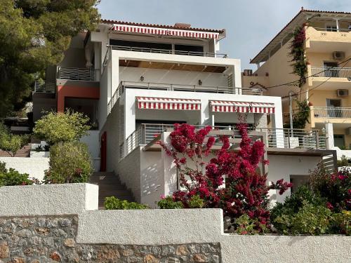 Το κτήριο όπου στεγάζεται  το διαμέρισμα