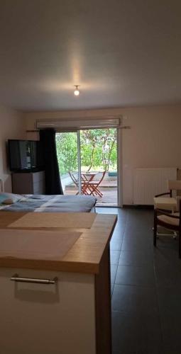 une chambre avec un lit et une porte coulissante en verre dans l'établissement Cosi, à Gex