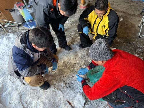 a group of people working on something in the snow at 自然体験と石窯のある古民家民泊アジールAsyl in Hirosaki