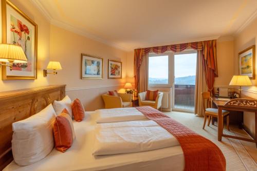 a hotel room with a bed and a desk at Natur- und Wohlfühlhotel Kastenholz in Wershofen