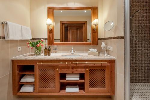 a bathroom with a sink and a mirror at Natur- und Wohlfühlhotel Kastenholz in Wershofen