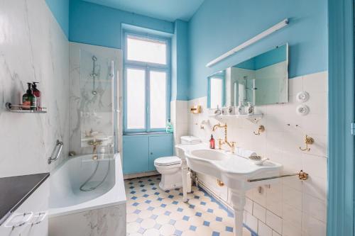 ein Badezimmer mit Waschbecken, Toilette und Dusche in der Unterkunft Maison Koch · Maison bourgeoise - 240 m2 in Straßburg
