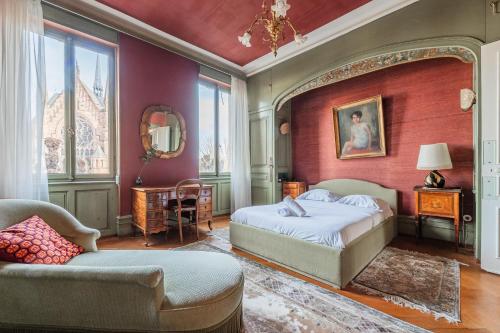 ein Schlafzimmer mit einem Kingsize-Bett und einem Stuhl in der Unterkunft Maison Koch · Maison bourgeoise - 240 m2 in Straßburg