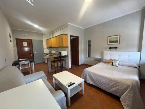 Postel nebo postele na pokoji v ubytování Hostal Miramar