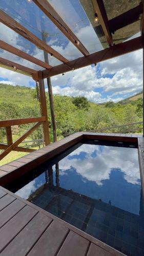 a swimming pool with a view of the sky at Loft do Lessa in Ouro Preto