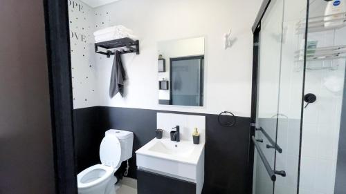 Ένα μπάνιο στο Up Market Elegant Luxury Smart Home Getaway