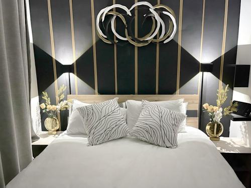 Ένα ή περισσότερα κρεβάτια σε δωμάτιο στο Up Market Elegant Luxury Smart Home Getaway