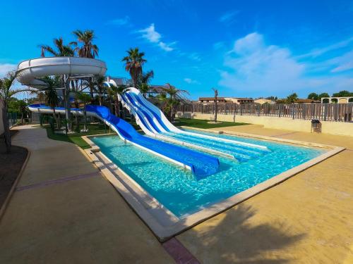 un tobogán de agua azul en un parque acuático en Les Tamaris et Les Portes du Soleil, en Portiragnes