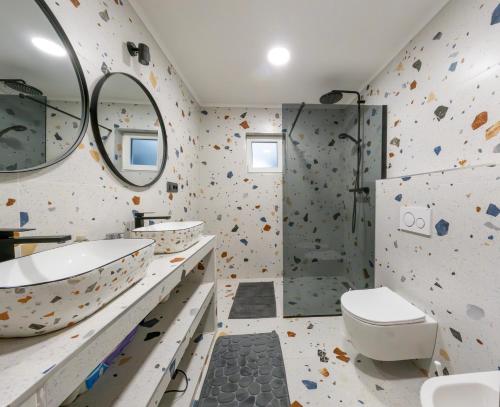 a bathroom with two sinks and a shower at Star INN in Čadjavica