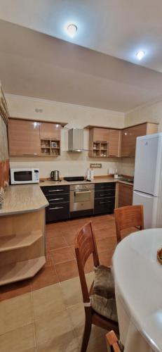 Kuchyň nebo kuchyňský kout v ubytování The Lake House таунхаус