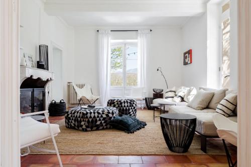a living room with a couch and a table at Le Pont de L'orme in Malaucène