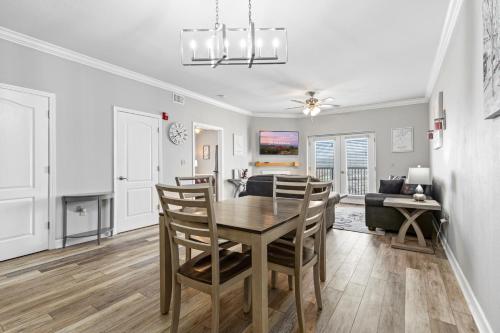 Un comedor y una sala de estar con mesa y sillas. en Eagles Landing 1BR Heaven, en Pigeon Forge