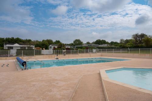 une grande piscine avec un écosychobialicrobialicrobial dans l'établissement Mobilhome 6 pers - Piscine, à Saint-Gildas-de-Rhuys