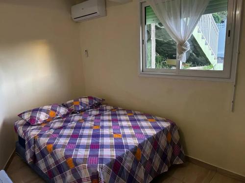 Ένα ή περισσότερα κρεβάτια σε δωμάτιο στο Appartement familial à Bouillante de 66 m² avec jardin