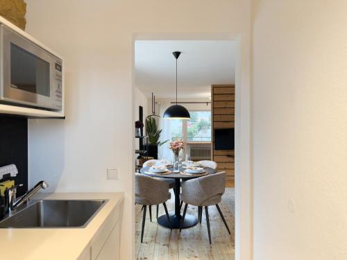 Kuchyň nebo kuchyňský kout v ubytování Kuckucksnest mit Sonnenbalkon am Wald mit Grillplatz