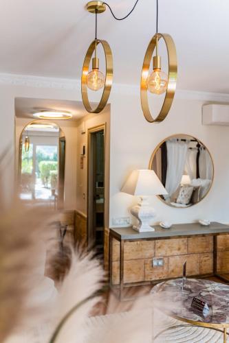 Una sala de estar con un espejo y una mesa. en Hotel La Plantación, en Finestrat