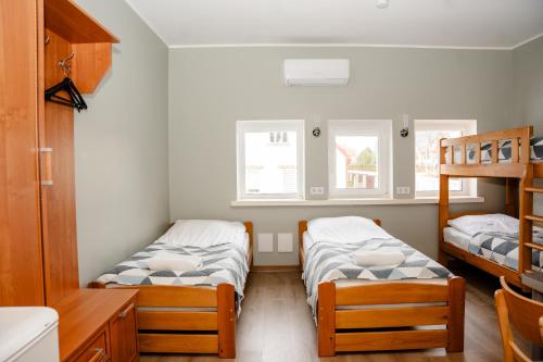 Katil atau katil-katil dalam bilik di Alma B&B