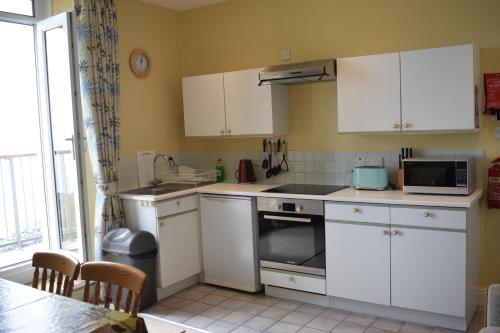 Una cocina o cocineta en Stanwick - Panoramic coastal view with balcony