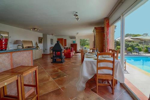 Il dispose d'une cuisine et d'un salon avec une table et une piscine. dans l'établissement Villa spacieuse avec piscine à Coti-Chiavari, à Coti-Chiavari