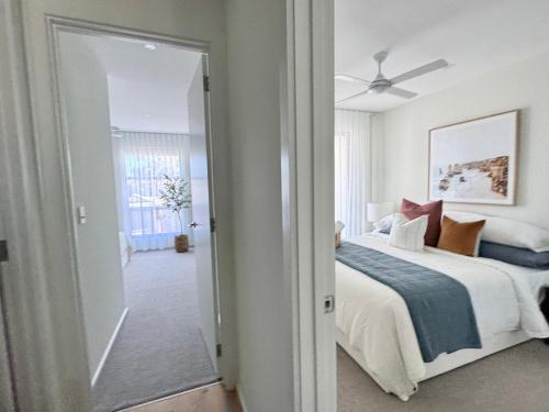 Postel nebo postele na pokoji v ubytování 'Sandbar Escape' 3BR Beach House at Henley Beach