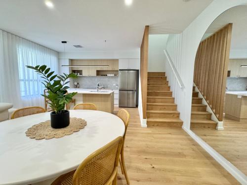 Kuchyň nebo kuchyňský kout v ubytování 'Sandbar Escape' 3BR Beach House at Henley Beach