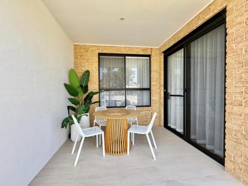 Balkón nebo terasa v ubytování 'Sandbar Escape' 3BR Beach House at Henley Beach