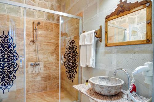 Bilik mandi di Nova Cave Hotel