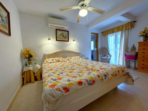 Un dormitorio con una cama y un ventilador de techo. en Maryvilla0239-Cerca de la Playa-Vistas-Parking gra, en La Canuta