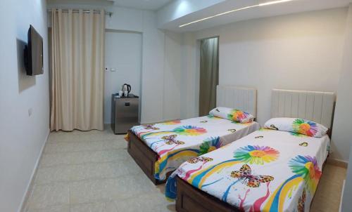 Postel nebo postele na pokoji v ubytování فندق الحسين ElHOSSIN HOTEL