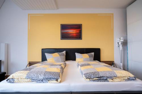 a bedroom with a bed with two pillows at Ferienapartment Seeblick in Meersburg