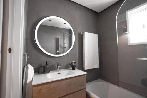 Koupelna v ubytování Stylish Newly Renovated Flat, 250 Meters from the Beach, Central Location with Free Parking