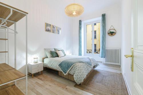 une chambre blanche avec un lit et une fenêtre dans l'établissement 36 STALNGRAD - Appartement spacieux - Le Port - 6 pers, à Nice